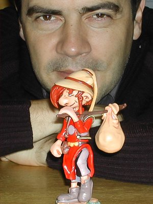 Laurent Cagniat avec la figurine de Tibill en 2007 réalisée par le sculptuer Patrice Brochard
